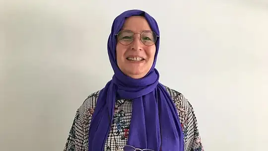 Feminist Yazar Başörtüsünü Çıkarma Kararı Aldı