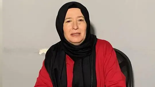 Feminist Yazar Başörtüsünü Çıkarma Kararı Aldı