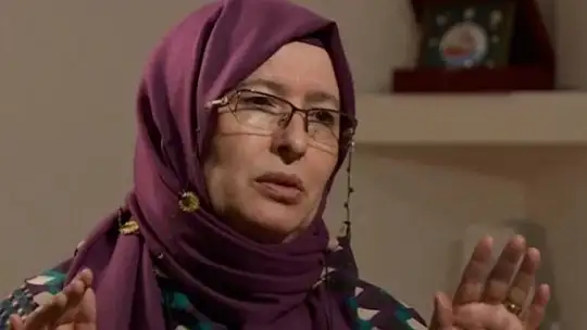 Feminist Yazar Başörtüsünü Çıkarma Kararı Aldı