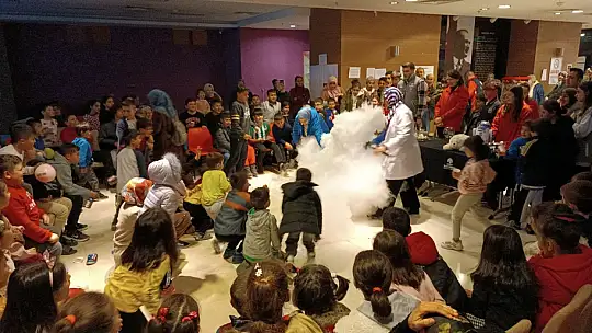 Konya Bilim Merkezi depremzede çocuklara moral veriyor