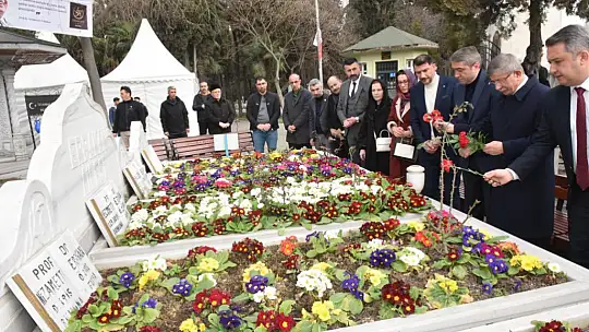 Davutoğlu Erbakan'ın kabrini ziyaret etti