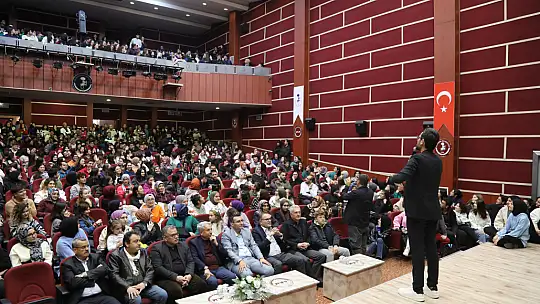 Akşehirli Öğrencilere Sınav Stratejileri Anlatıldı: Şehir Konferansları Başladı