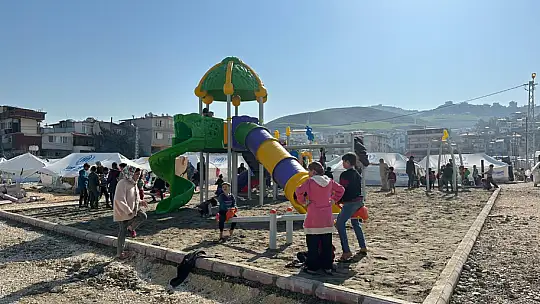 Konya Belediyesi Hatay'da çocuklar için oyun parkı kurdu