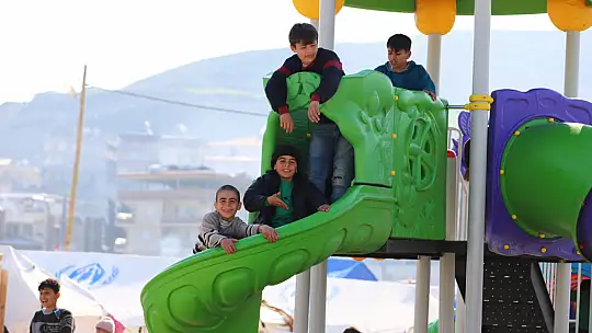 Konya Belediyesi Hatay'da çocuklar için oyun parkı kurdu
