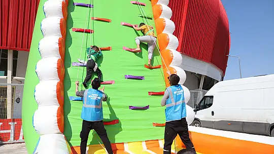 Konya Büyükşehir Depremzede Çocukların Yüzünü Güldürüyor