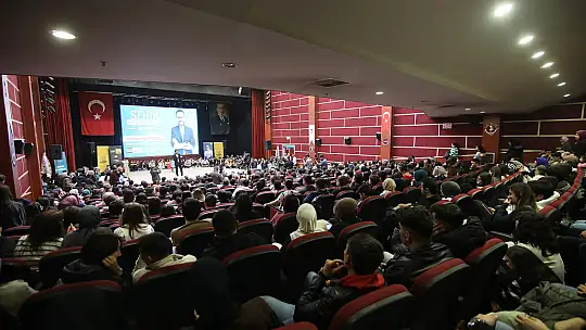 Akşehirli Öğrencilere Sınav Stratejileri Anlatıldı: Şehir Konferansları Başladı