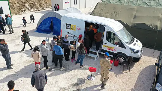 Konya Mobil Gözlük Aracı Hataylı Depremzedelere Hizmet Veriyor
