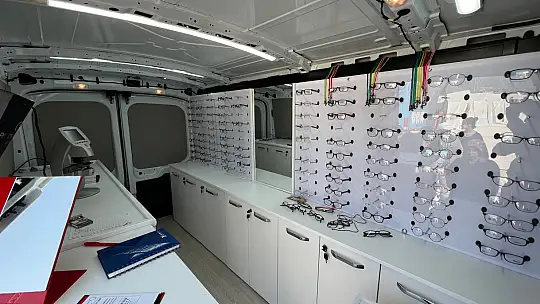 Konya Mobil Gözlük Aracı Hataylı Depremzedelere Hizmet Veriyor