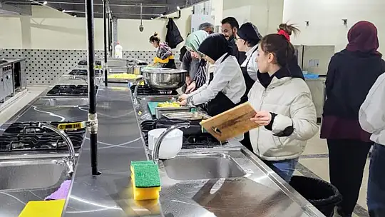 SÜ öğrencileri, depremzedeler için günlük 4 bin adet unlu mamul üretiyor