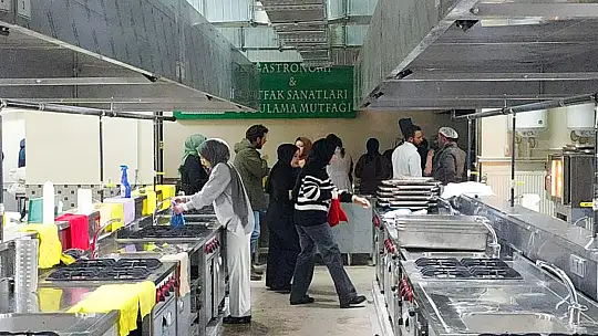 SÜ öğrencileri, depremzedeler için günlük 4 bin adet unlu mamul üretiyor