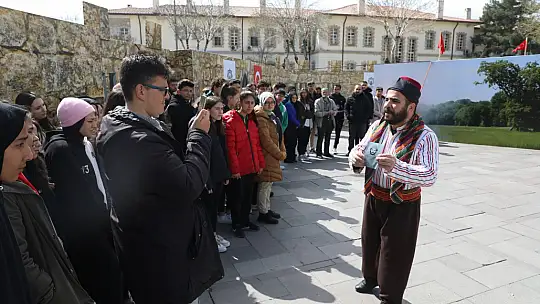 Karatay Bir destandır Çanakkale adlı tiyatroya Konyalılardan büyük ilgi