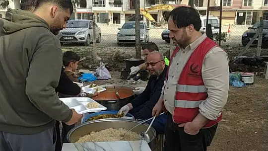 Konya Yeniden Refah Partisi Deprem bölgelerine aş evi kurdu