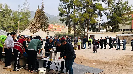 Konya Yeniden Refah Partisi Deprem bölgelerine aş evi kurdu