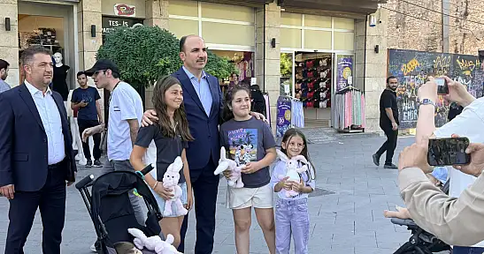 Başkan Altay Zafer Meydanı'nda çocukların yüzünü güldürdü