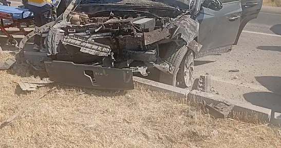 Konya'da kontrolden çıkan otomobil refüje çarptı: 4 yaralı