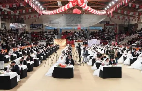 100 depremzede çift dünyevine girdi