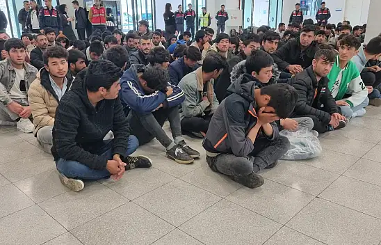 138 düzensiz Afgan göçmen ülkelerine gönderildi