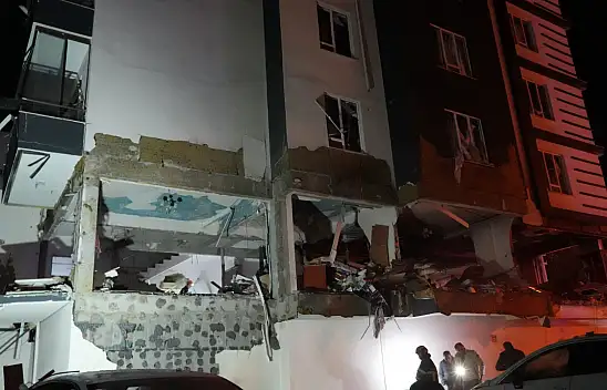 14 katlı binada geceyi sarsan patlama: 16 kişi yaralandı!