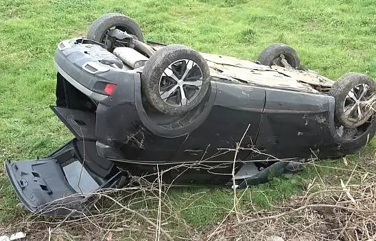 3 metre yükseklikten tarlaya yuvarlanan otomobilden şans eseri kurtuldular!