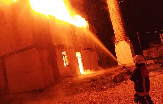 300 yıllık tarihi cami çıkan yangınia küle döndü