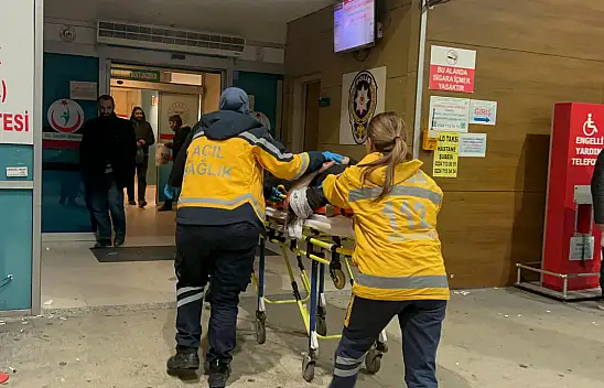 4'üncü katın çatısından park halindeki aracın üzerine düştü: Şans eseri kurtuldu!