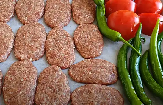 52 yıllık köfteci gizli sırrını açıkladı Köfte asla sönmüyor ve lezzeti 6'ya çıkıyor.