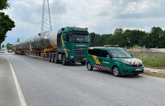 55 metre uzunluğunda yükle kavşaktan geçemedi, yolda kaldı