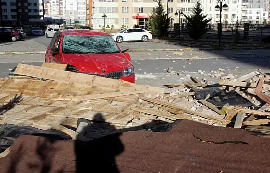 6 tonluk çatı rüzgarın şiddetine dayanamadı