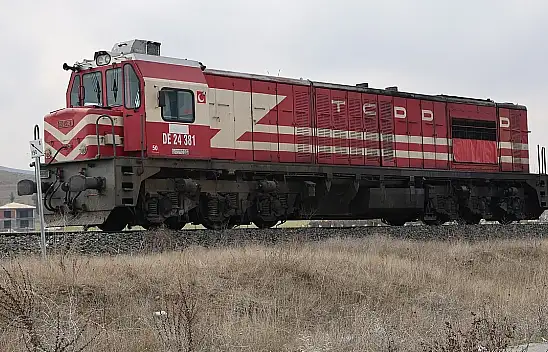 80 yaşındaki adama lokomotif çarptı