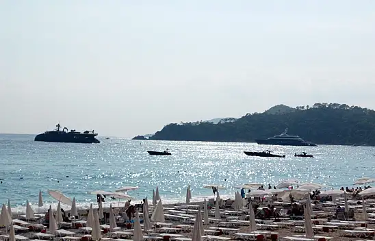 87 metre uzunluğundaki Süper Yat demir attı