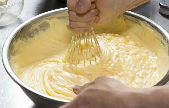 Hamura ekleyin Ağrı dağı gibi kabarıyor... 28 yıllık pastacı açıkladı! Puf puf kek tarifinin püf noktası