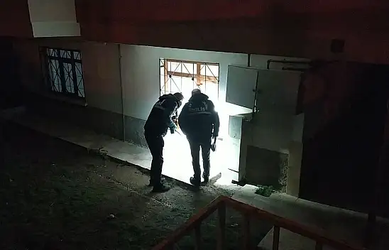 Ablasını pompalı tüfekle vurdu