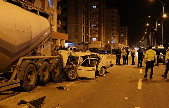 Adana'da otomobil tıra arkadan çarptı! Kağıt gibi parçalandı: Ölü ve yaralı var!