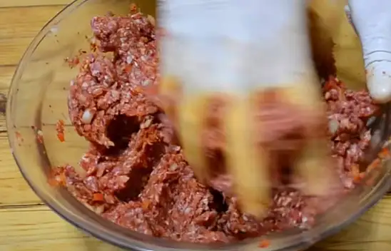 Adana kebap meğer bu yüzden evde olmuyormuş. Evde Baran usulü kebap tarifi…