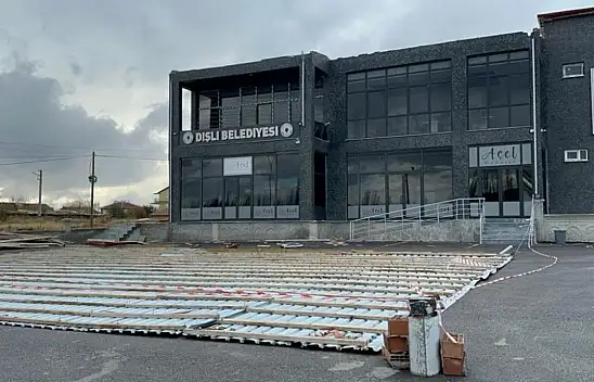 Afyonkarahisar'da fırtına belediyenin çatısını uçurdu