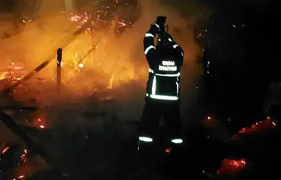 Ahşap ev cayır cayır yandı!