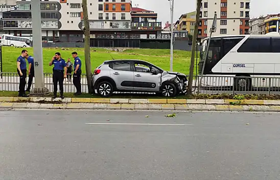 Akıl almaz olay! Otomobil iki ağaç arasında sıkıştı