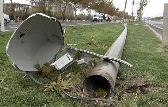 Aksaray'da şiddetli rüzgar tabelaları devirdi