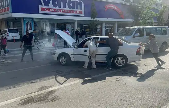 Aksaray'da yürekler ağza geldi! Seyir halindeki otomobil yandı!