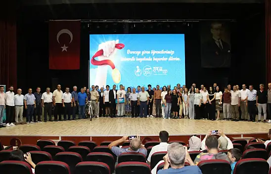 Akşehir Belediyesi başarılı öğrencileri ödüllendirdi