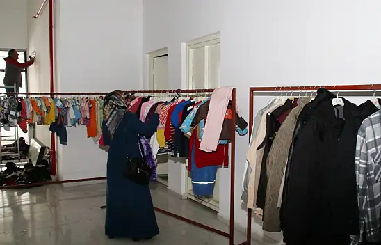 Akşehir'de depremzedeler için ücretsiz giyim mağazası açıldı