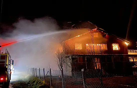 Alev topuna dönen ev kullanılamaz hale geldi