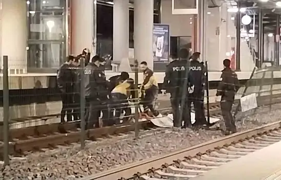 Alkollü şahıs kendini raylara bıraktı