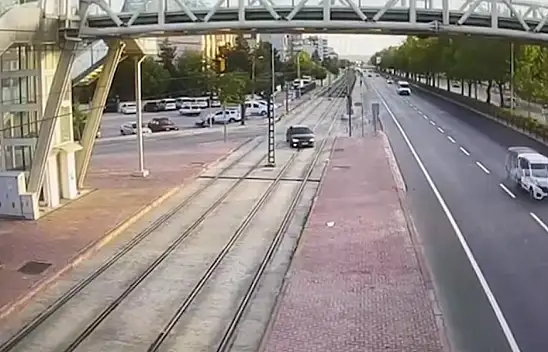 Alkollü sürücü tramvay yolunu kara yolu zannetti!