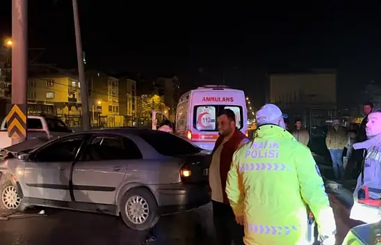 Alkollü sürücü yön tabelası direğine çarptı