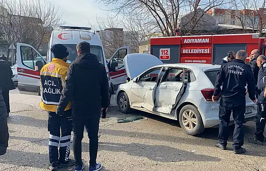 Ambulans ile otomobil çarpıştı: 2 sağlık çalışanı yaralandı