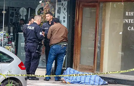 Antalya'da uyuyor diye üstü örtülen evsiz ölü bulundu