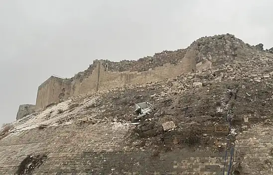 Depremde Antep Kalesi zarar gördü