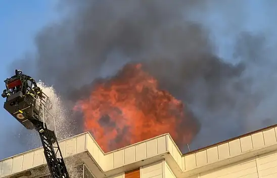 Apartman cayır cayır yandı, alevlerin arasında kalan çocuk kurtarıldı