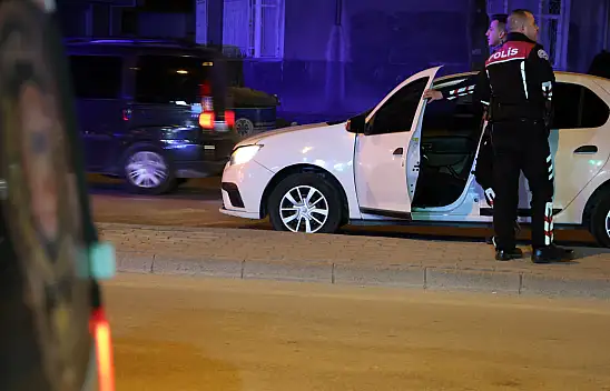 Aracını bırakıp polisten kaçtı